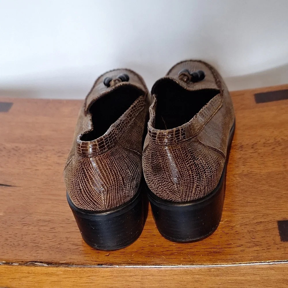 Stuart Weitzman brown faux alligator loafers with tassels size 6.5AA